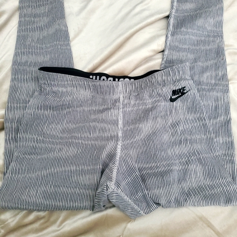 Nike workout capri leggings black white stripes